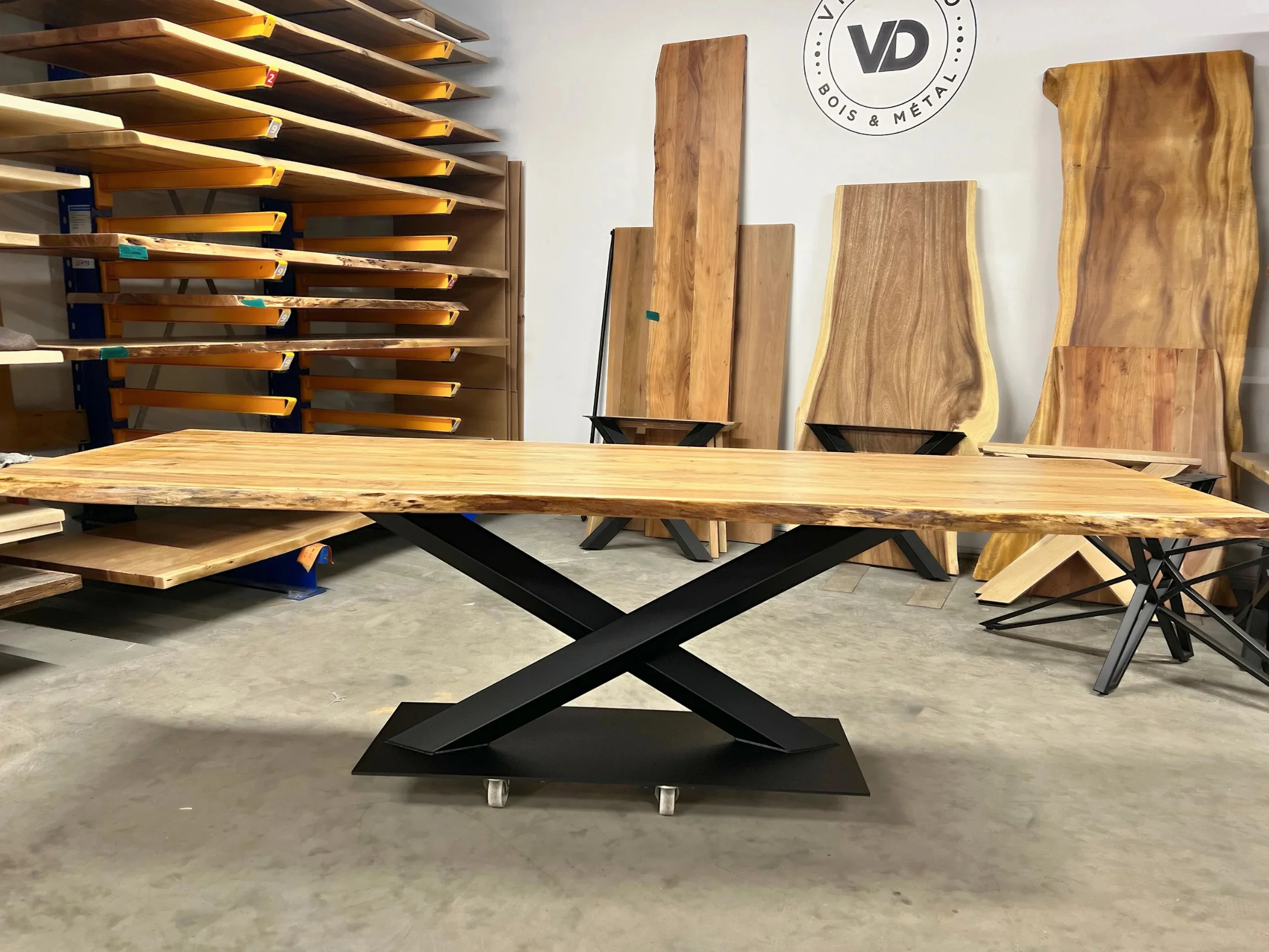 Un atelier des tables en bois massif