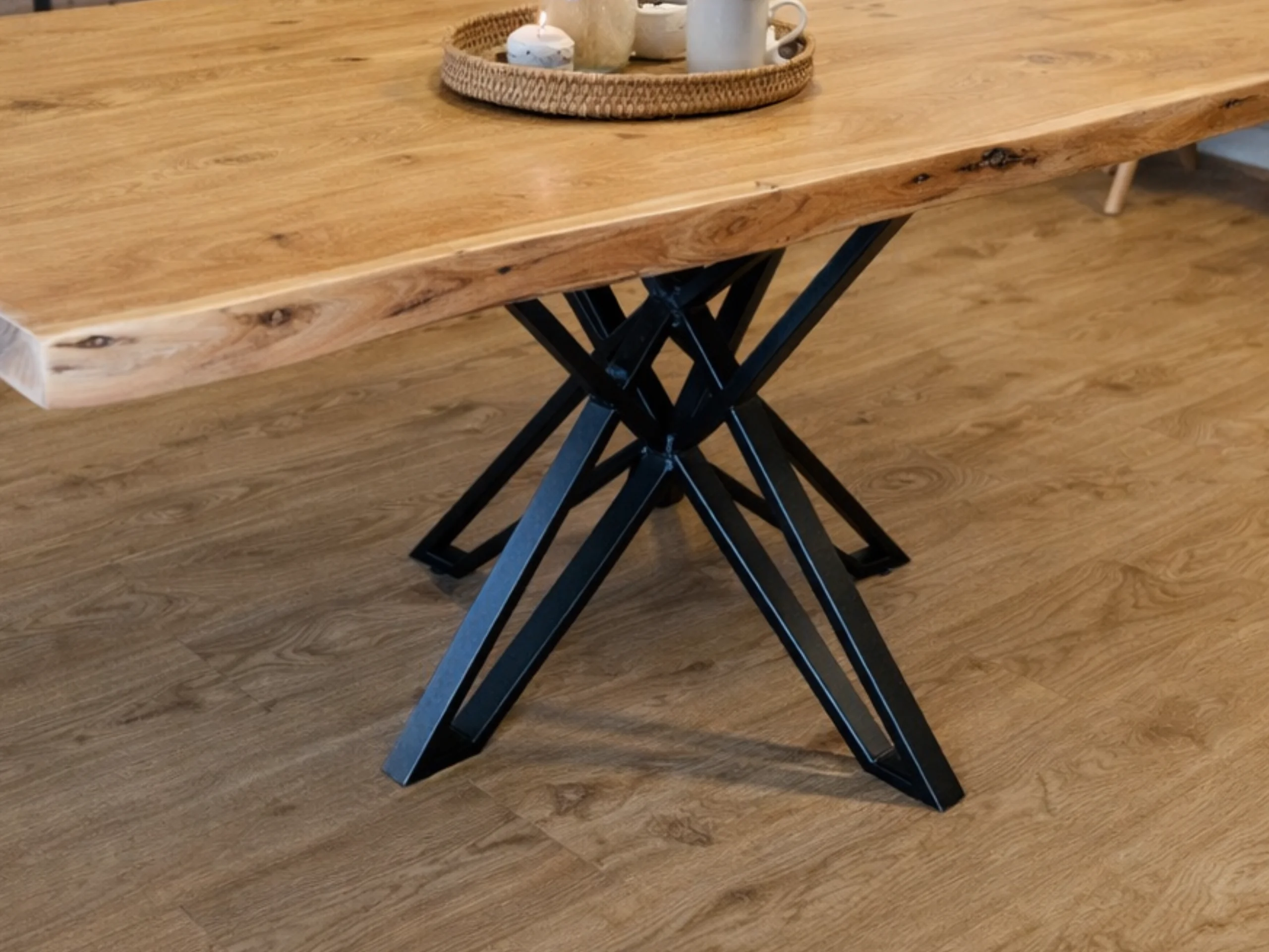 Un pied en métal pour table