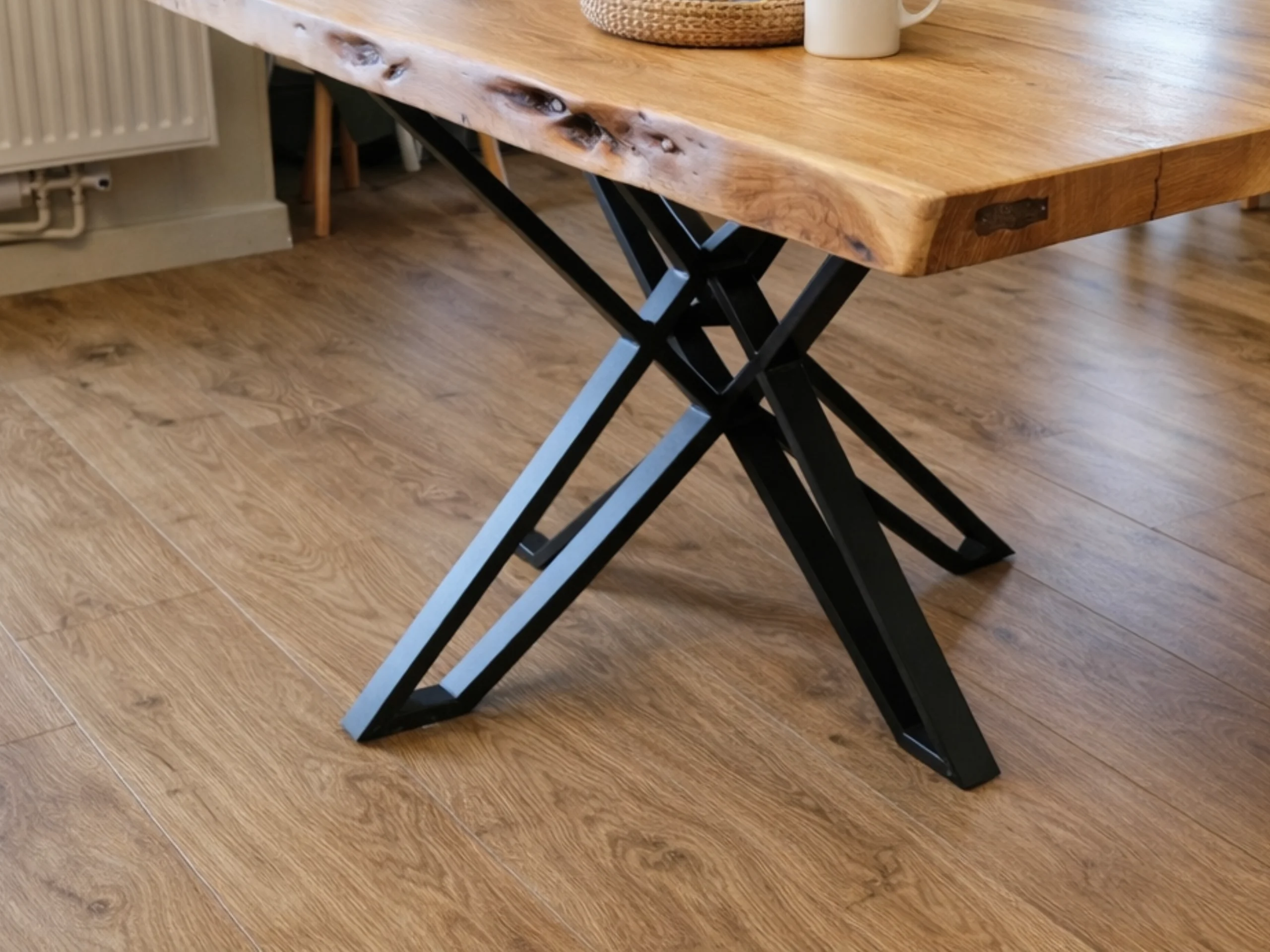 Un pied en métal de table à manger