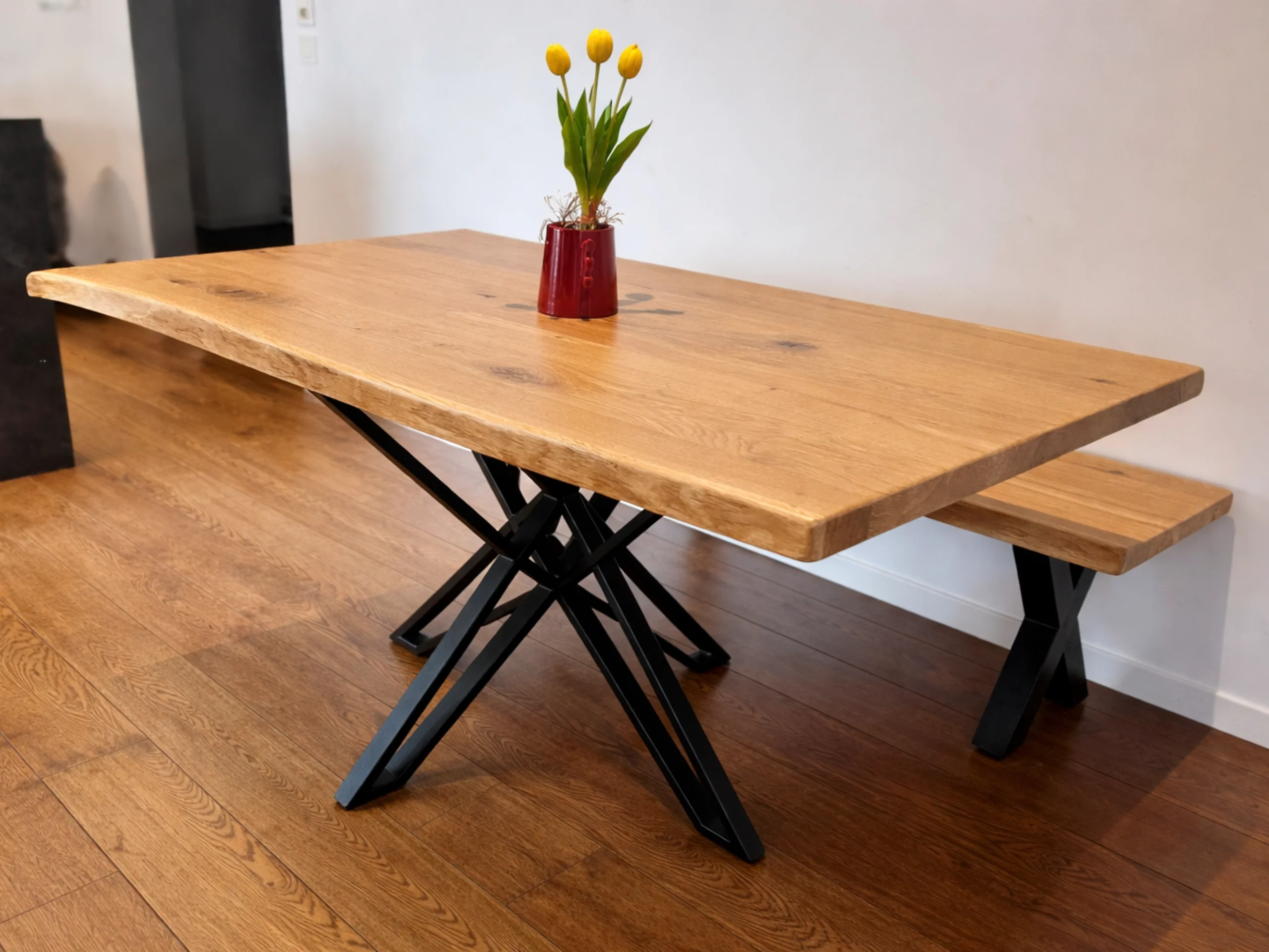 Une table à manger en bois massif avec un banc