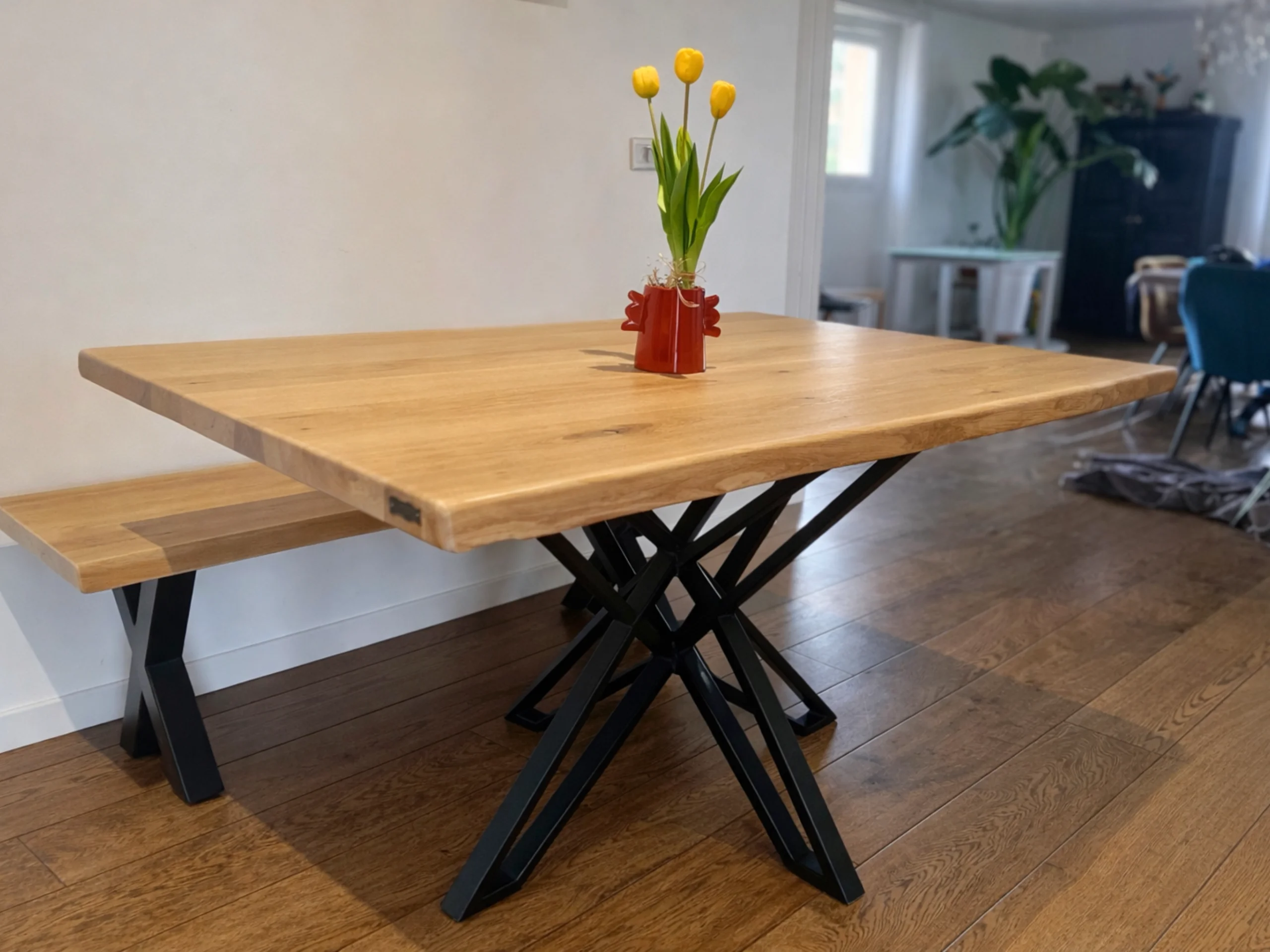 Une table à manger avec un banc