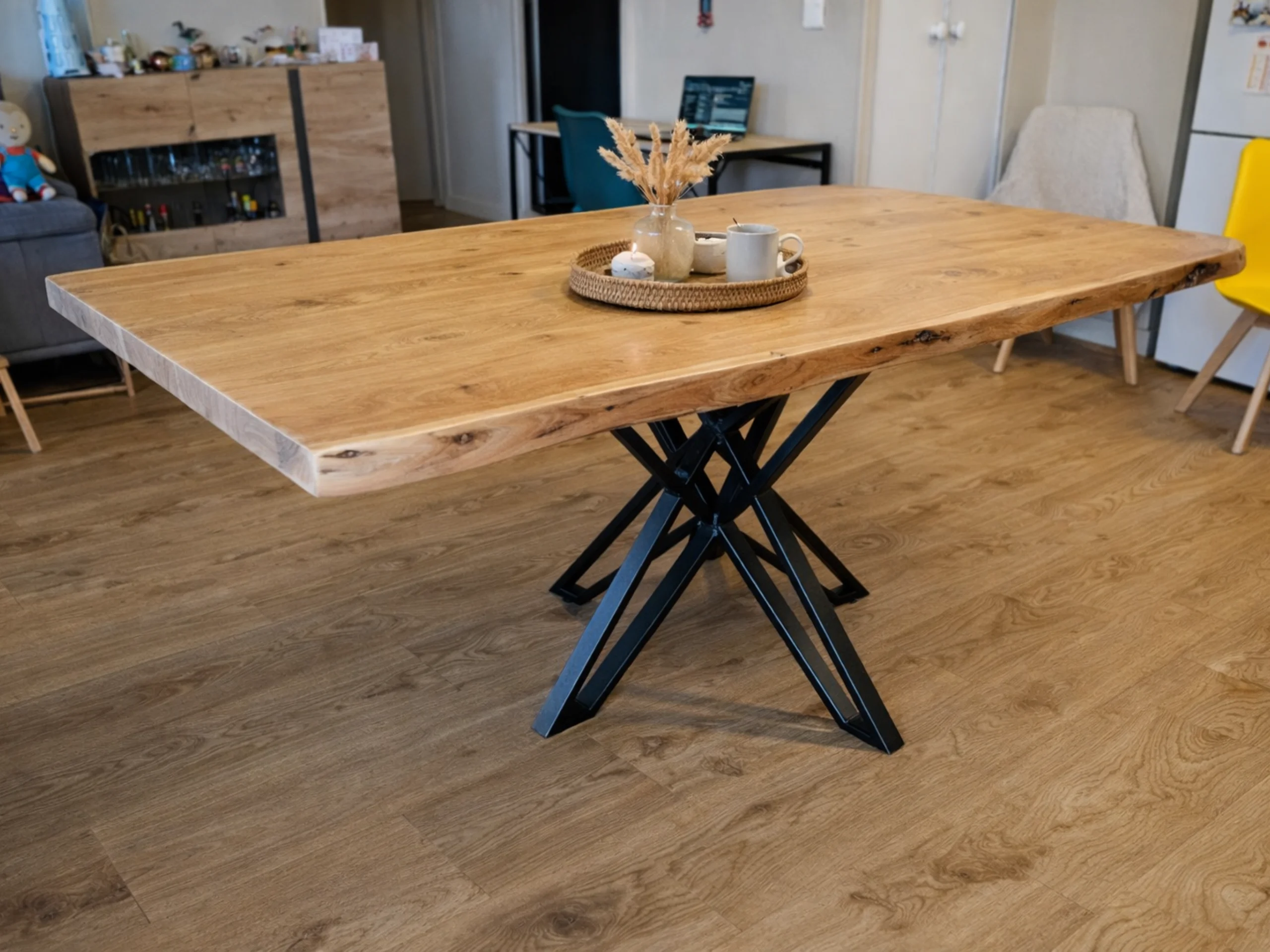 Une table de salle à manger en chêne clair