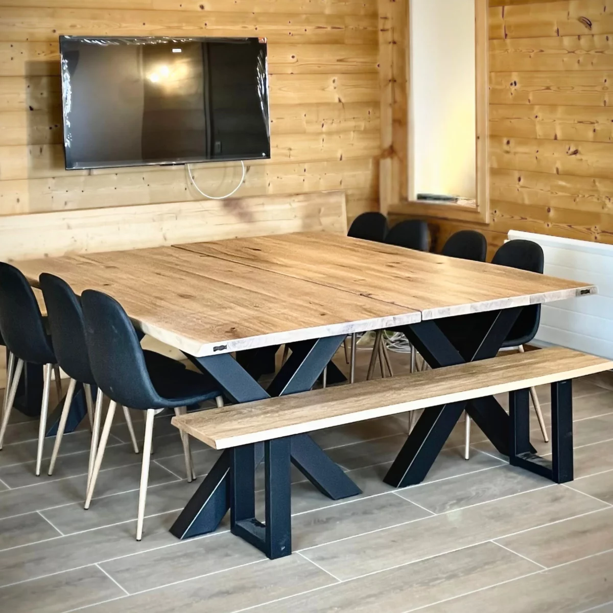 Un banc avec une table à manger