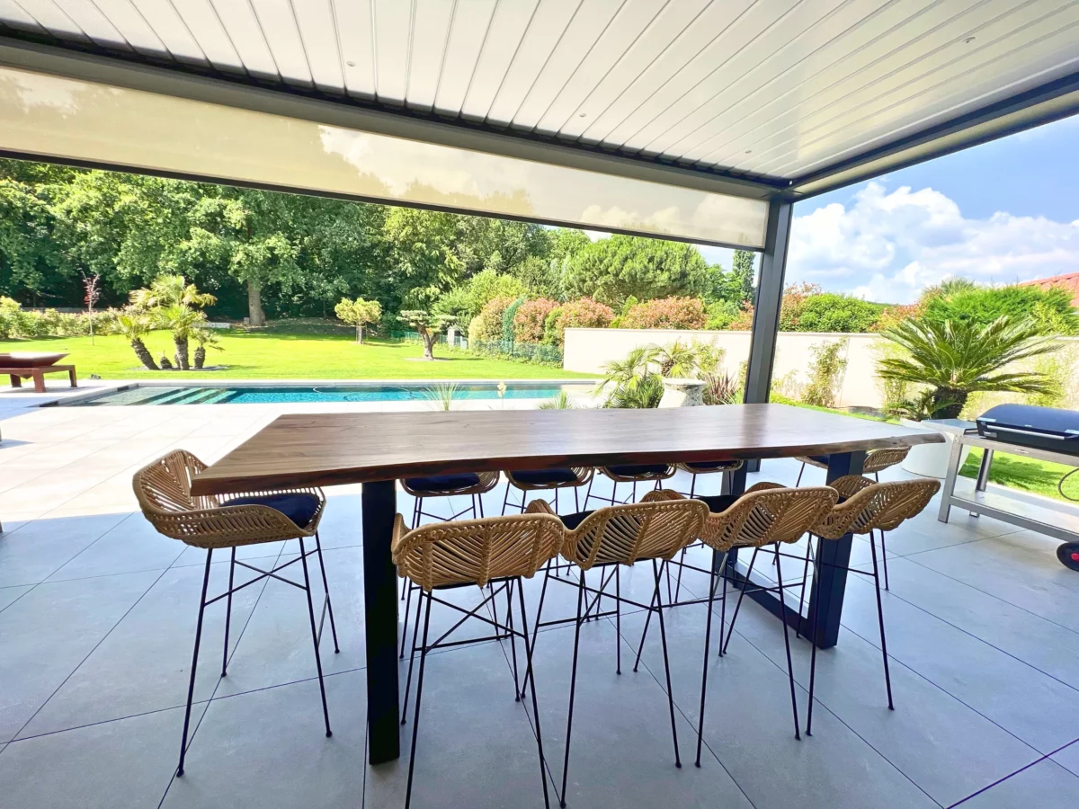Table en bois massif en extérieur