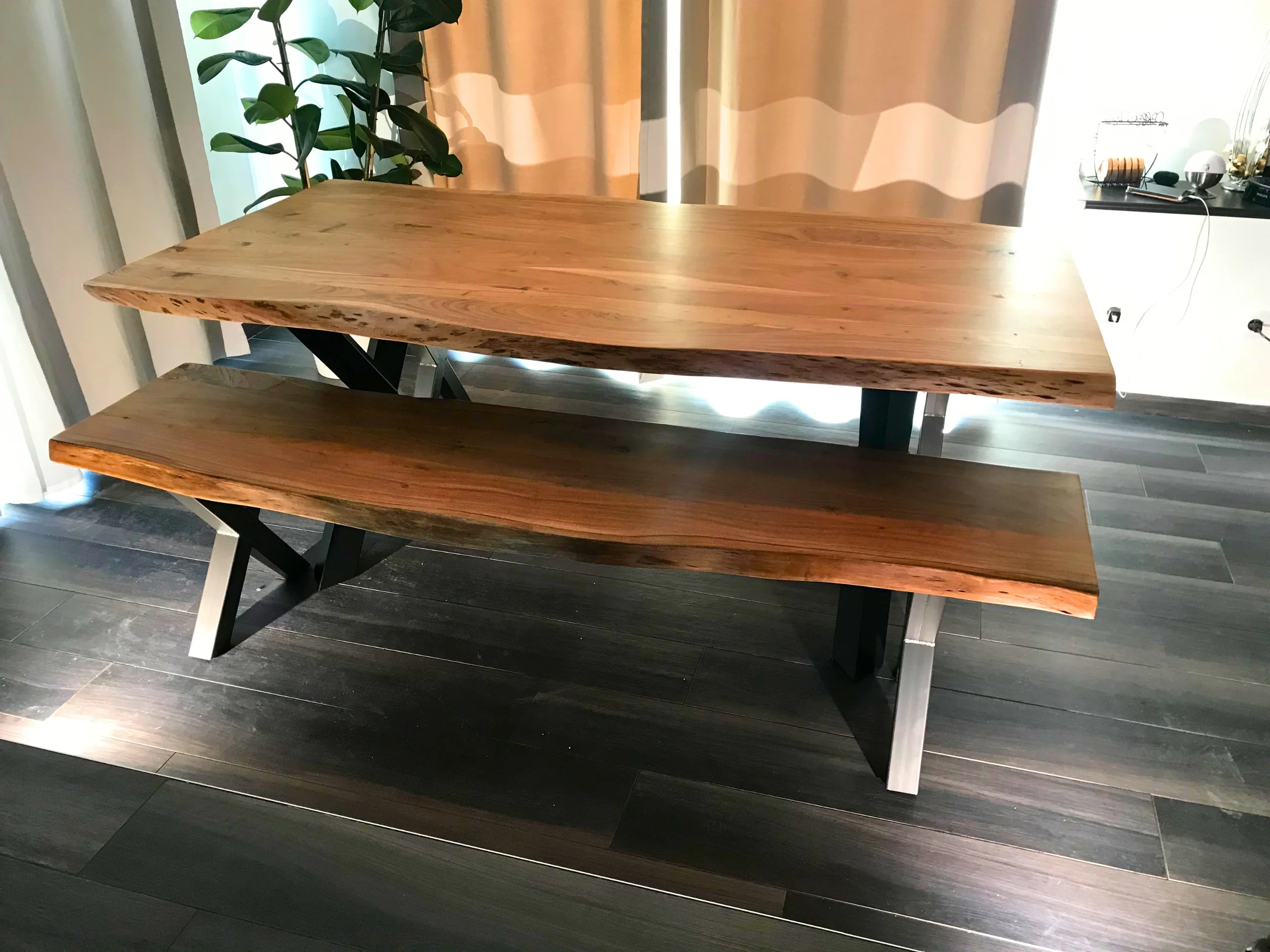 Un banc de salle à manger avec pieds Croix