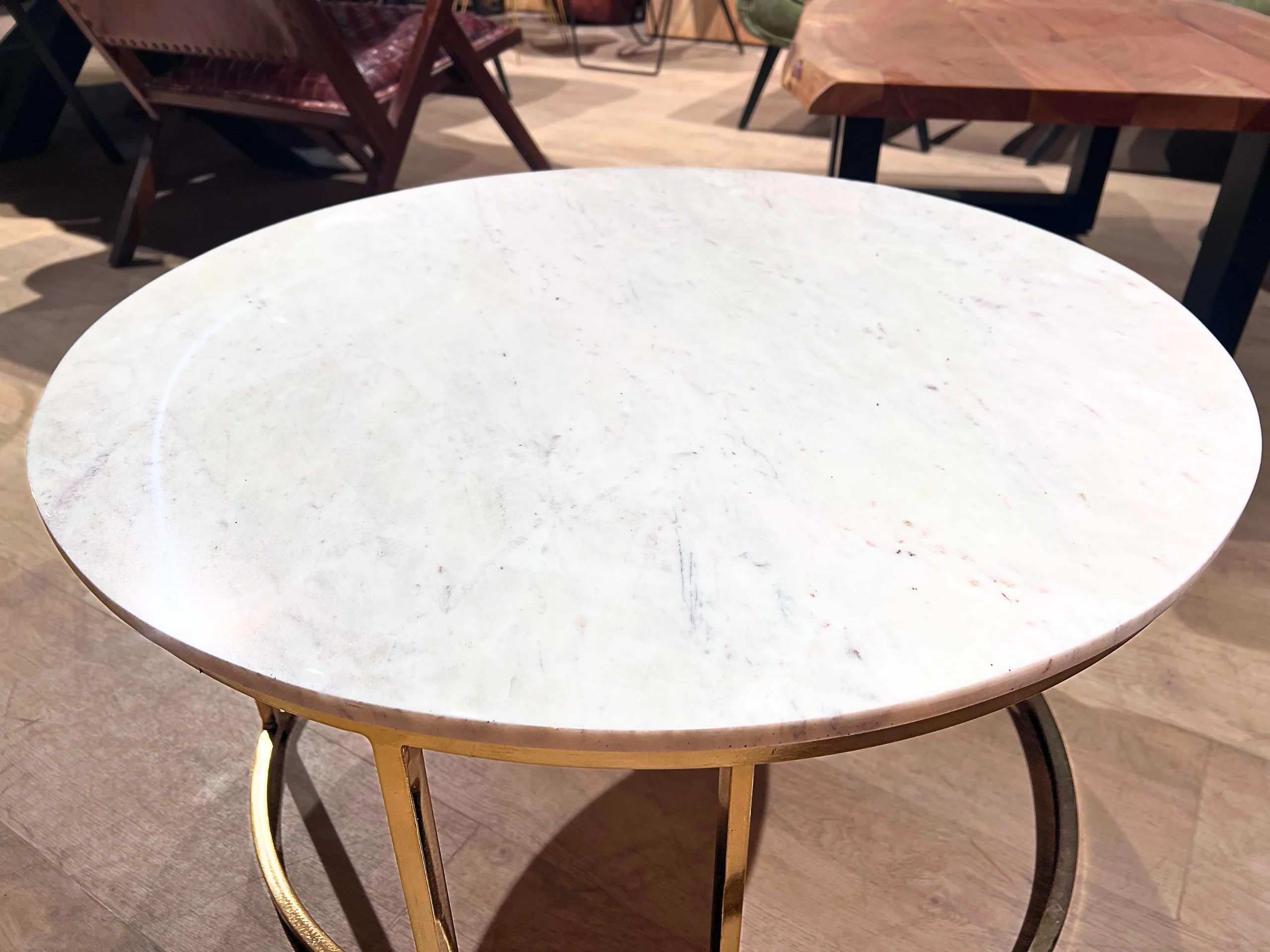 Une table d'appoint en marbre