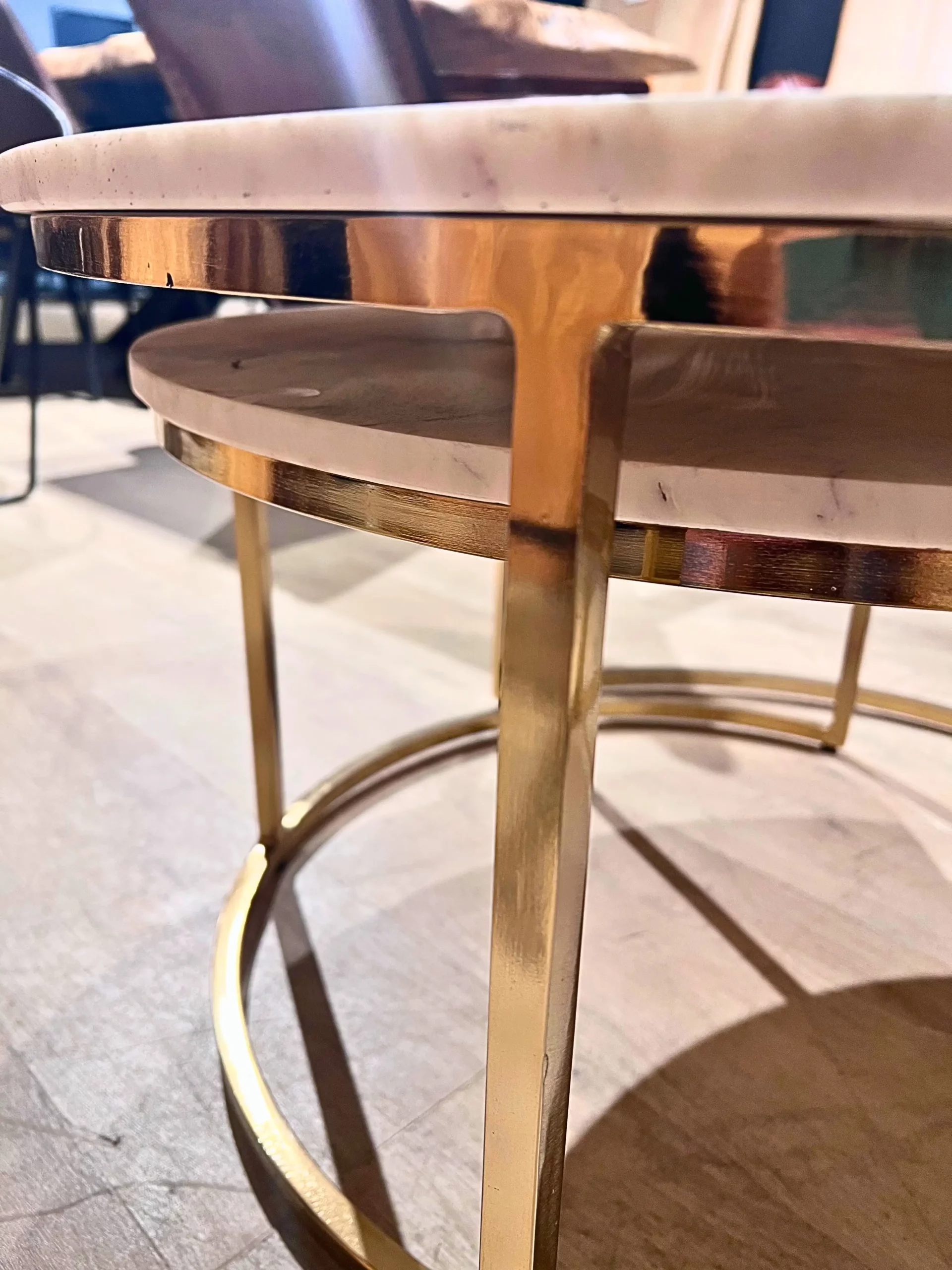 Des tables basses en marbre et pieds dorés