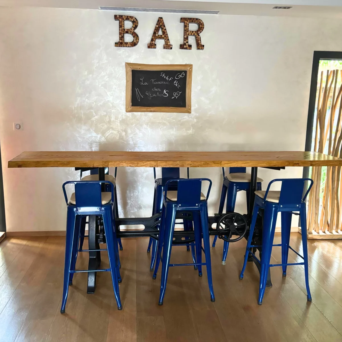 Un comptoir de bar haut