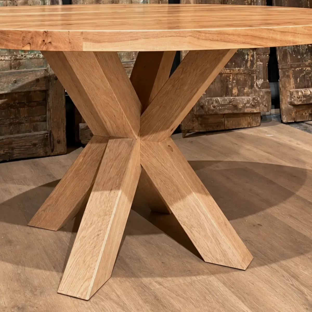 Un pied central pour table ronde