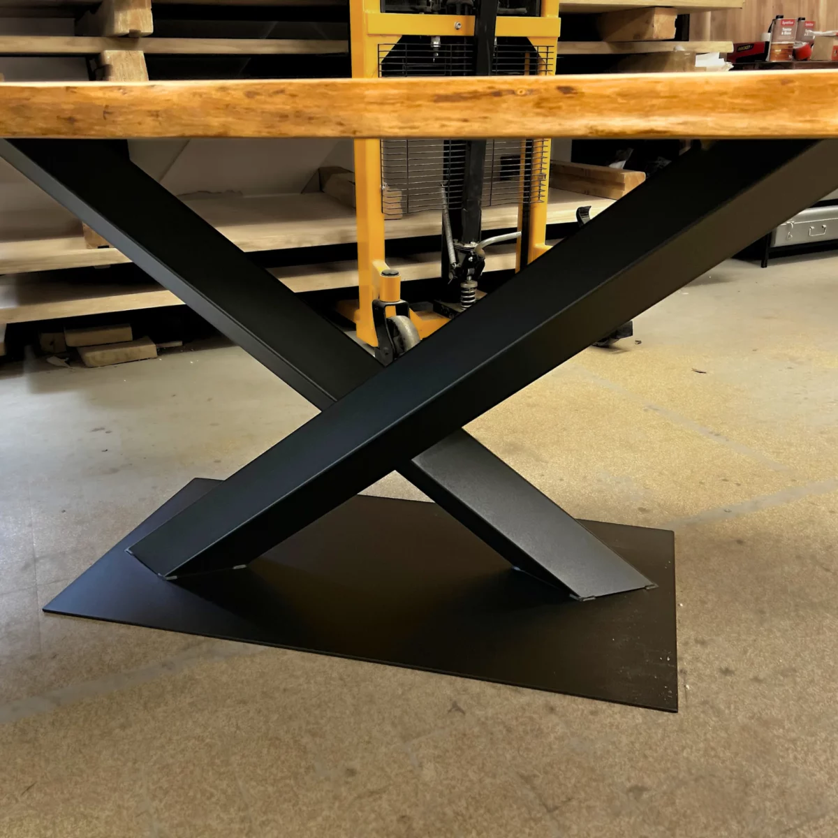 Un piètement de table en acier noir