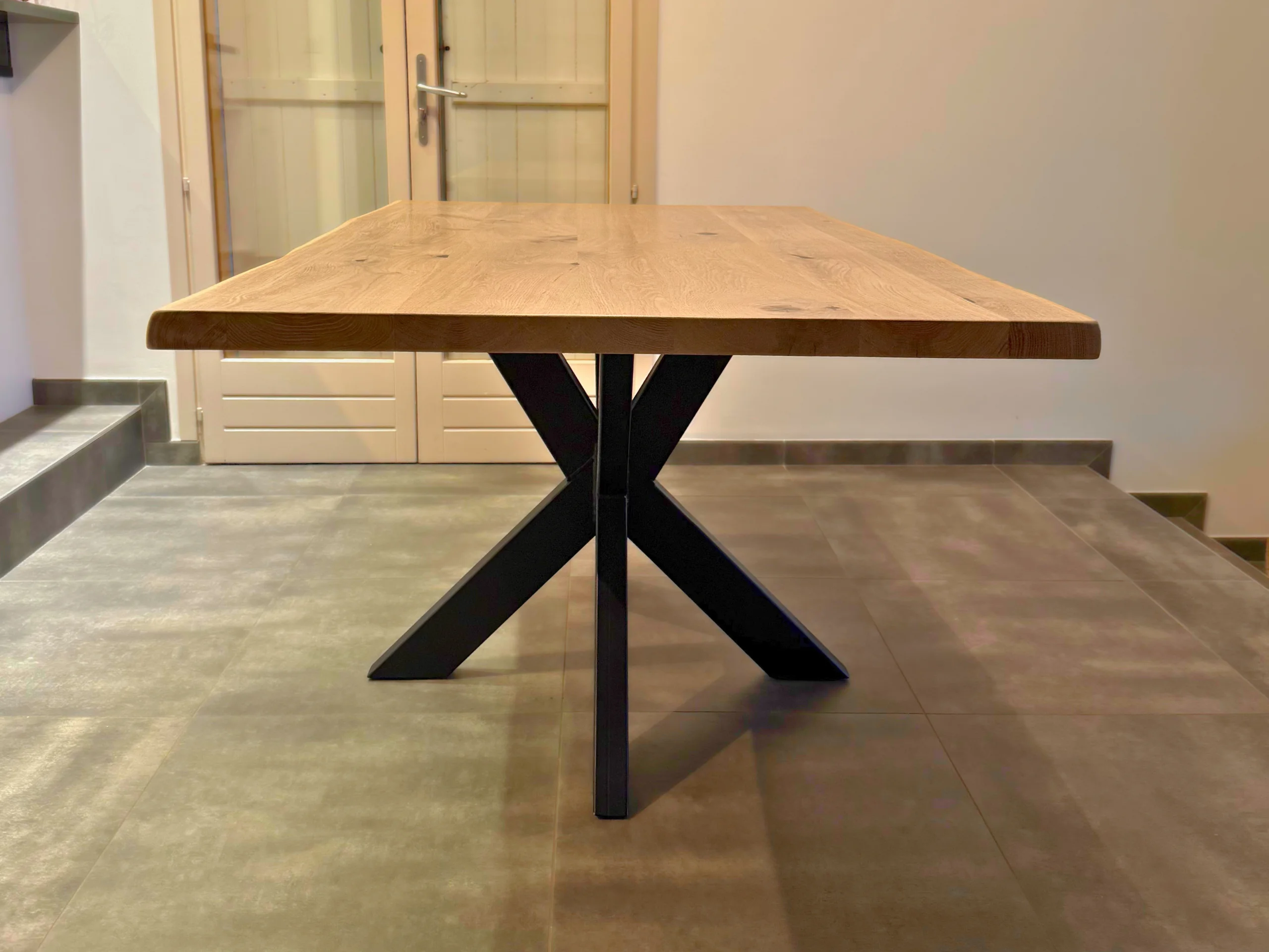 Une petite table rectangulaire