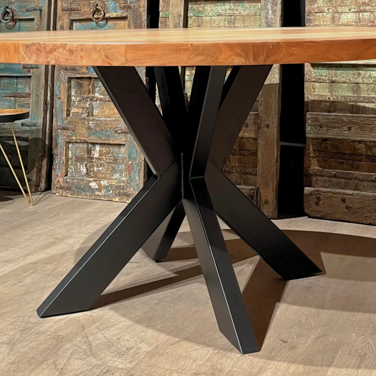 Un pied en acier pour petite table