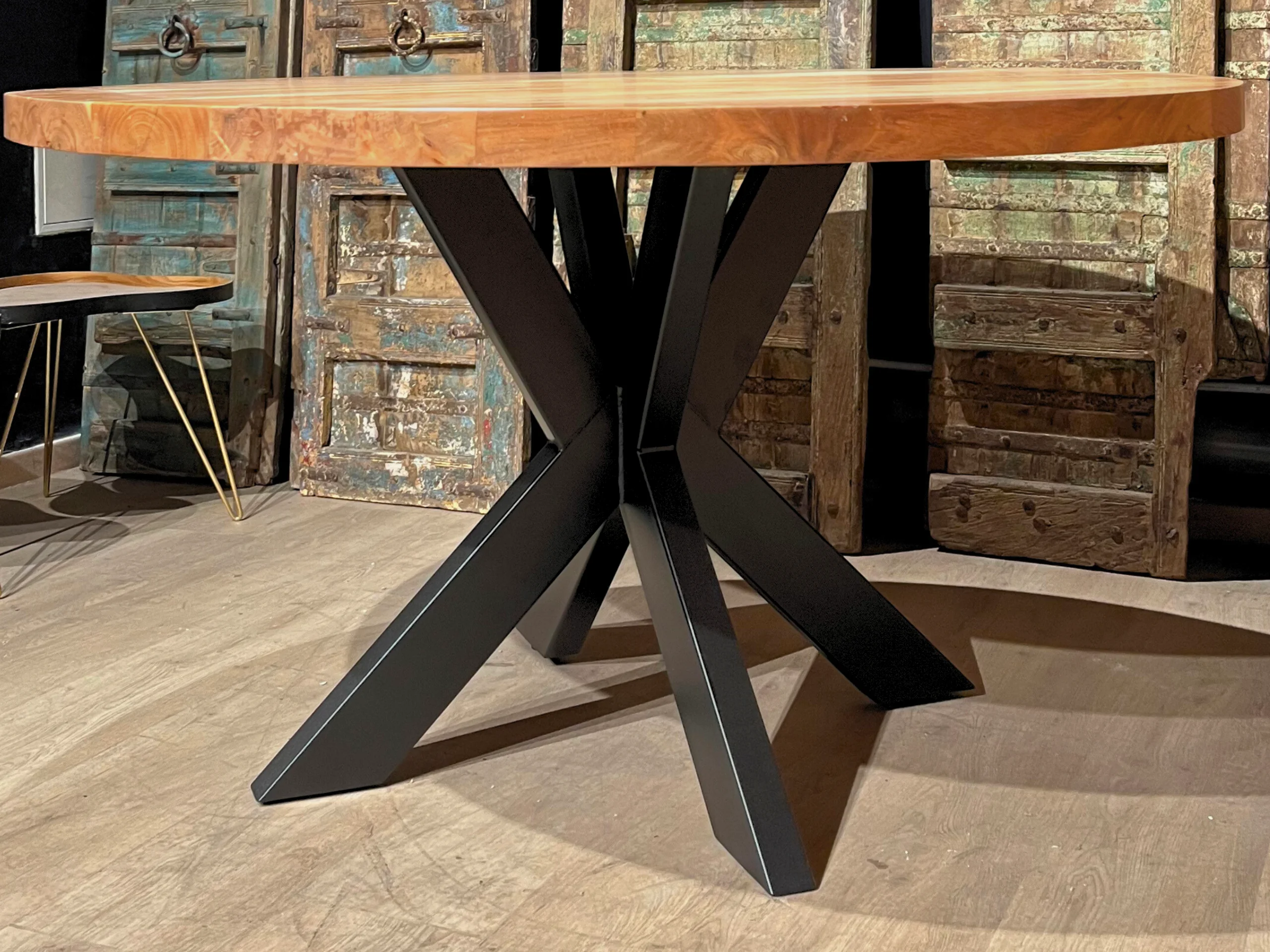Steel leg for a small table
