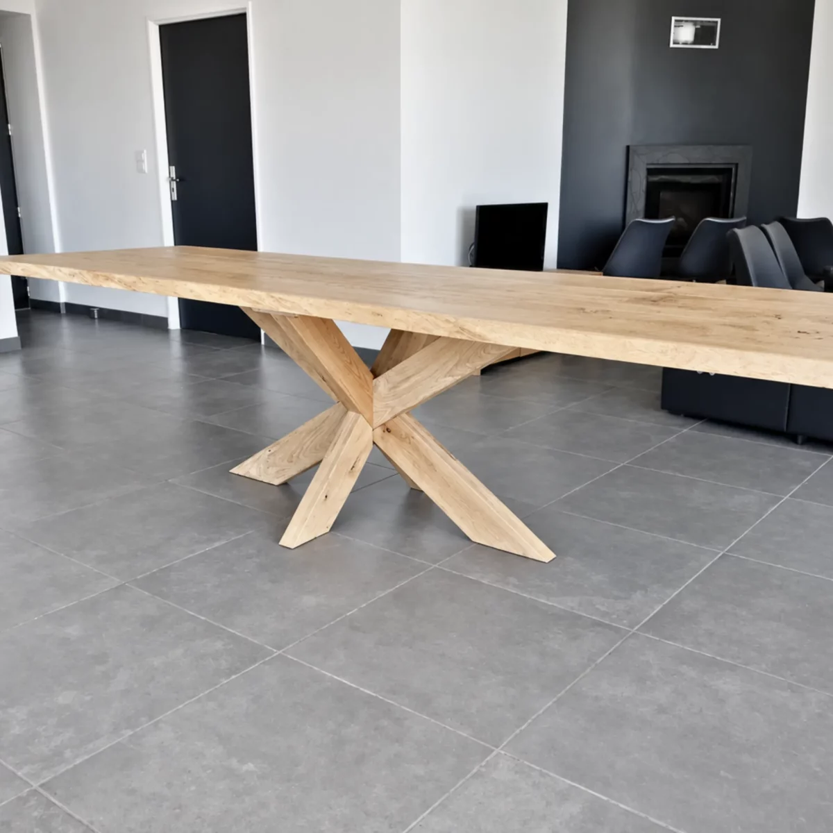 Une table avec un pied en bois