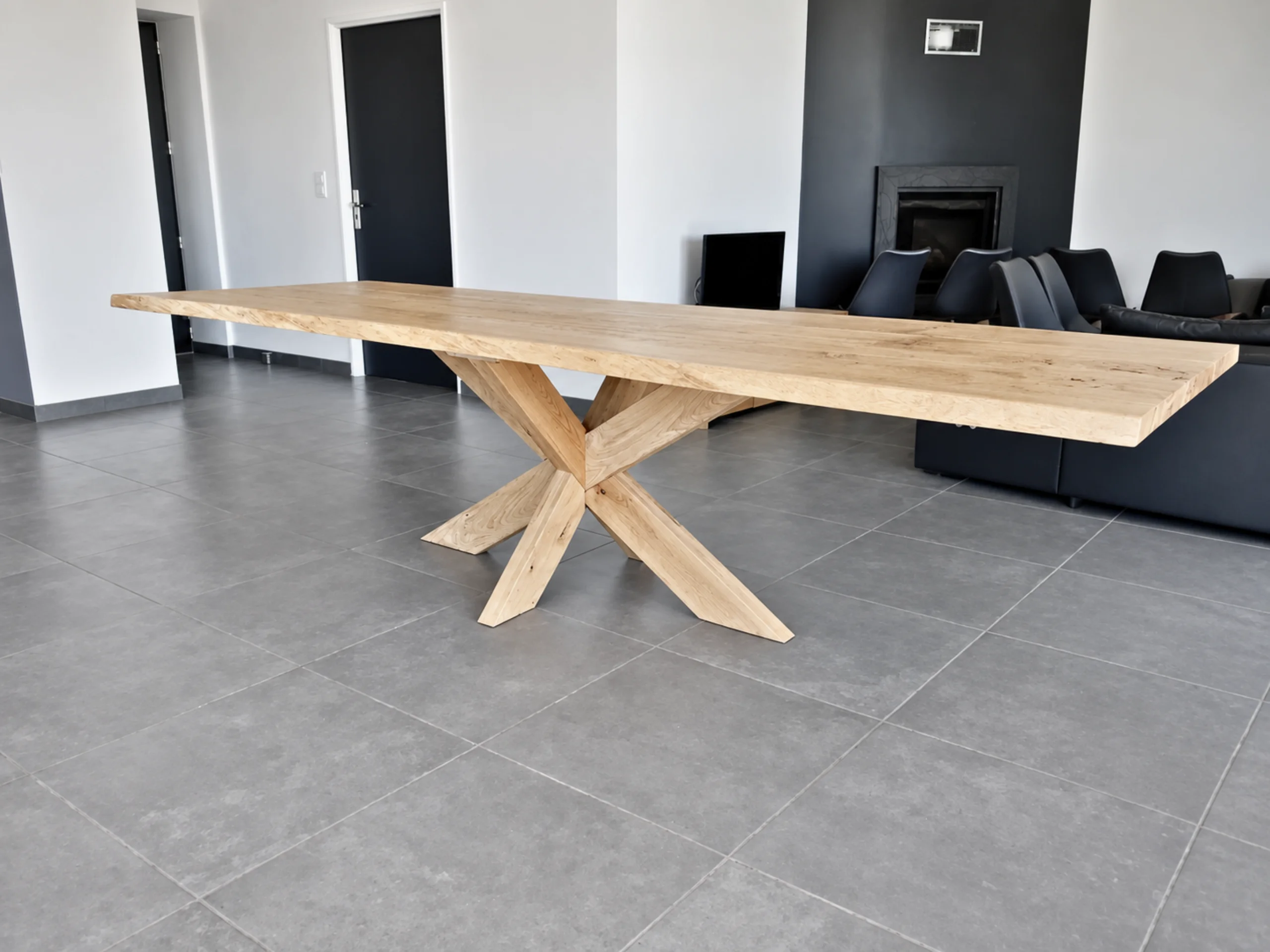 Une table avec un pied en bois