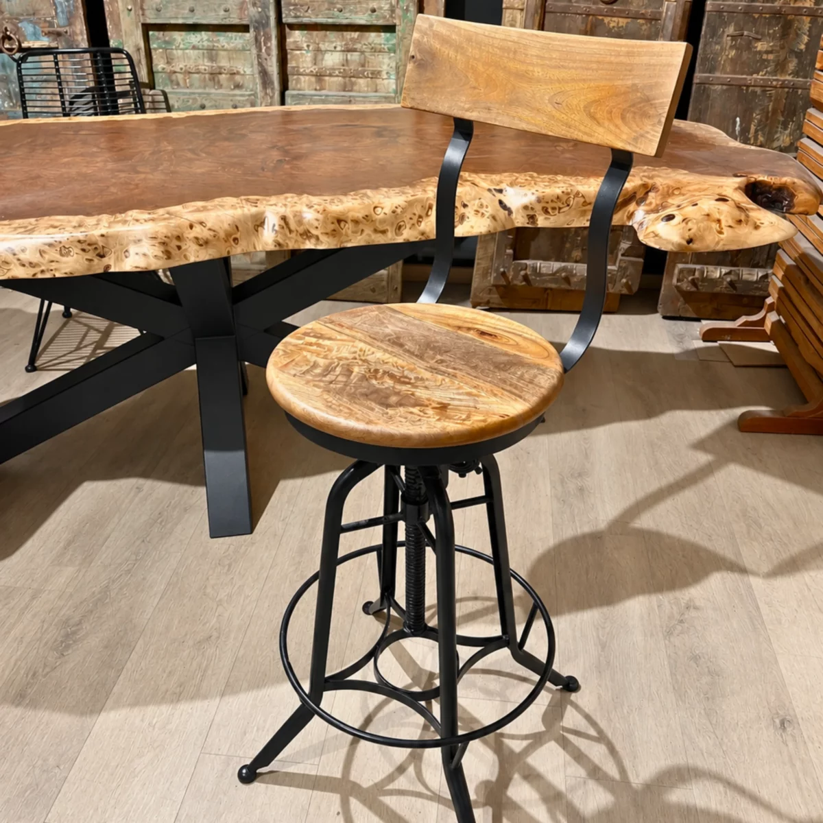 Un tabouret bois métal