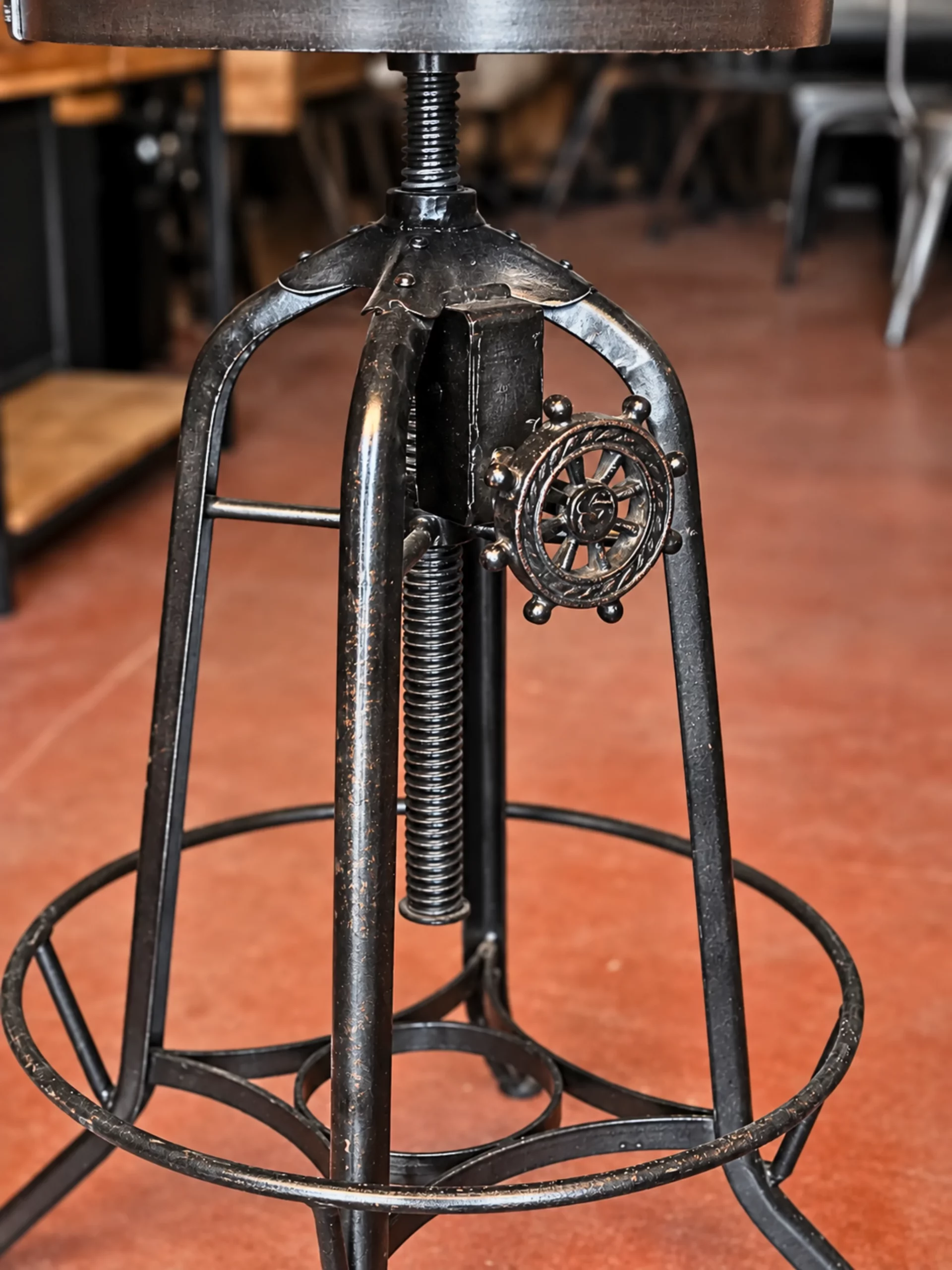 Un tabouret de bar en bois et en fer