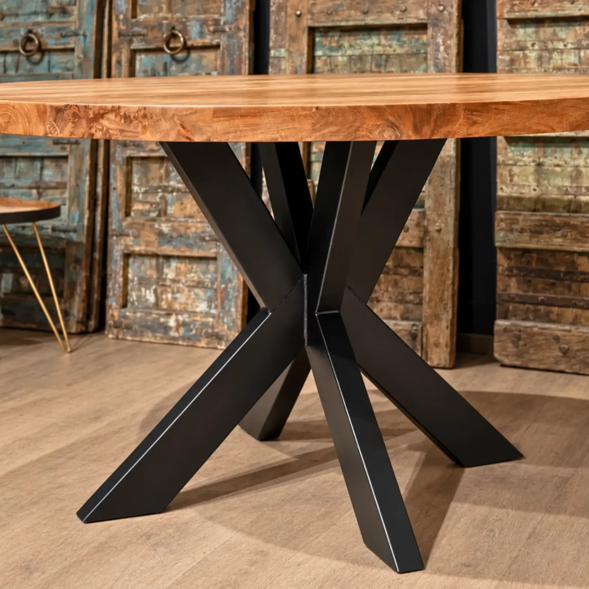 Une table ronde design avec un pied central