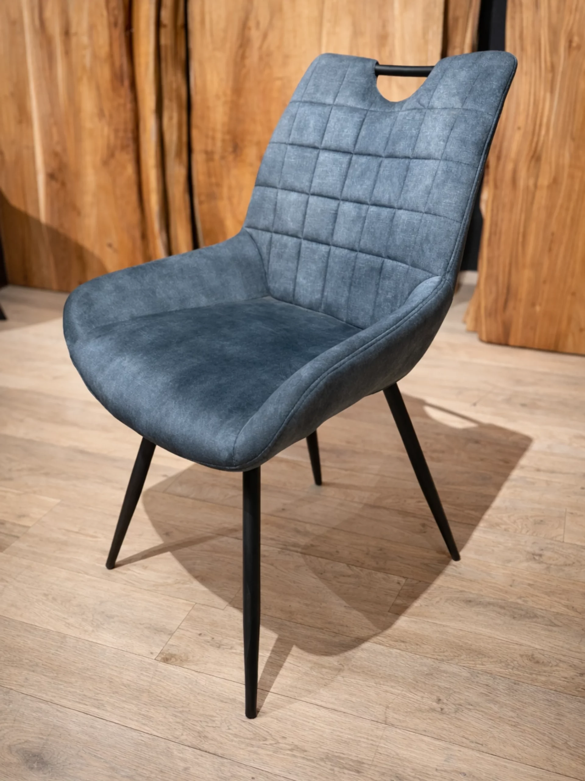Une chaise de salle à manger confortable grise
