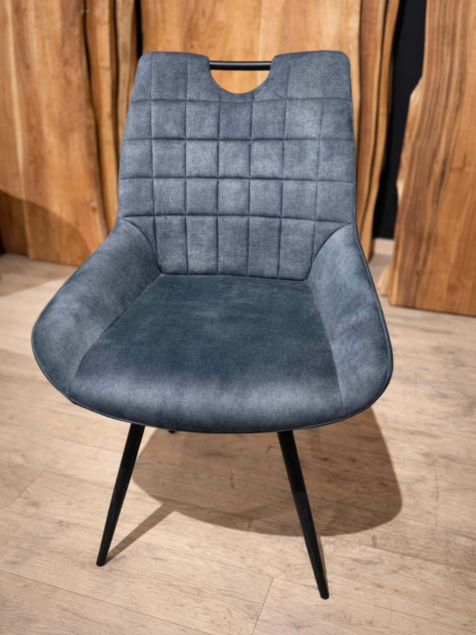 Une chaise de salle à manger moderne et confortable