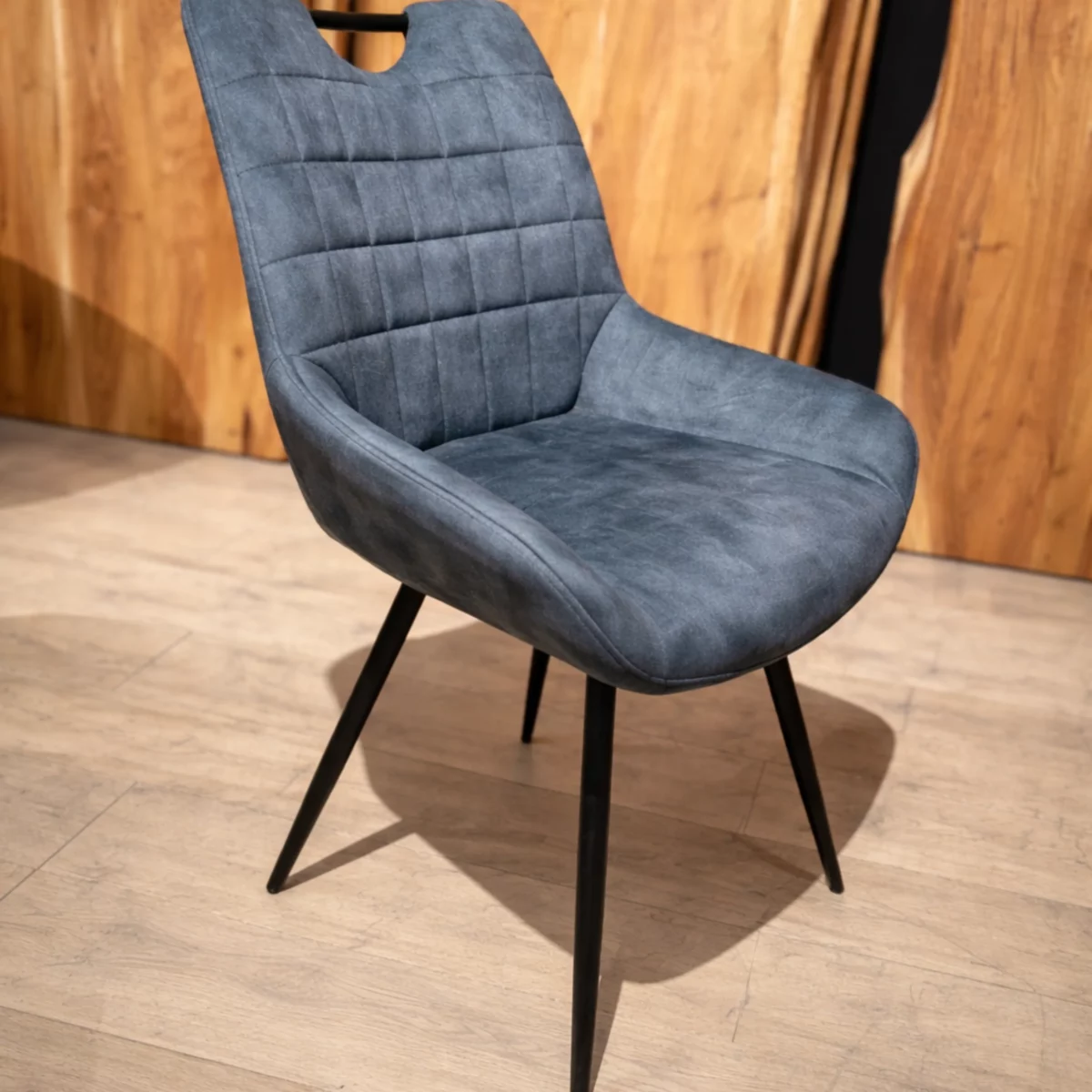 Une chaise salle à manger en tissu confortable