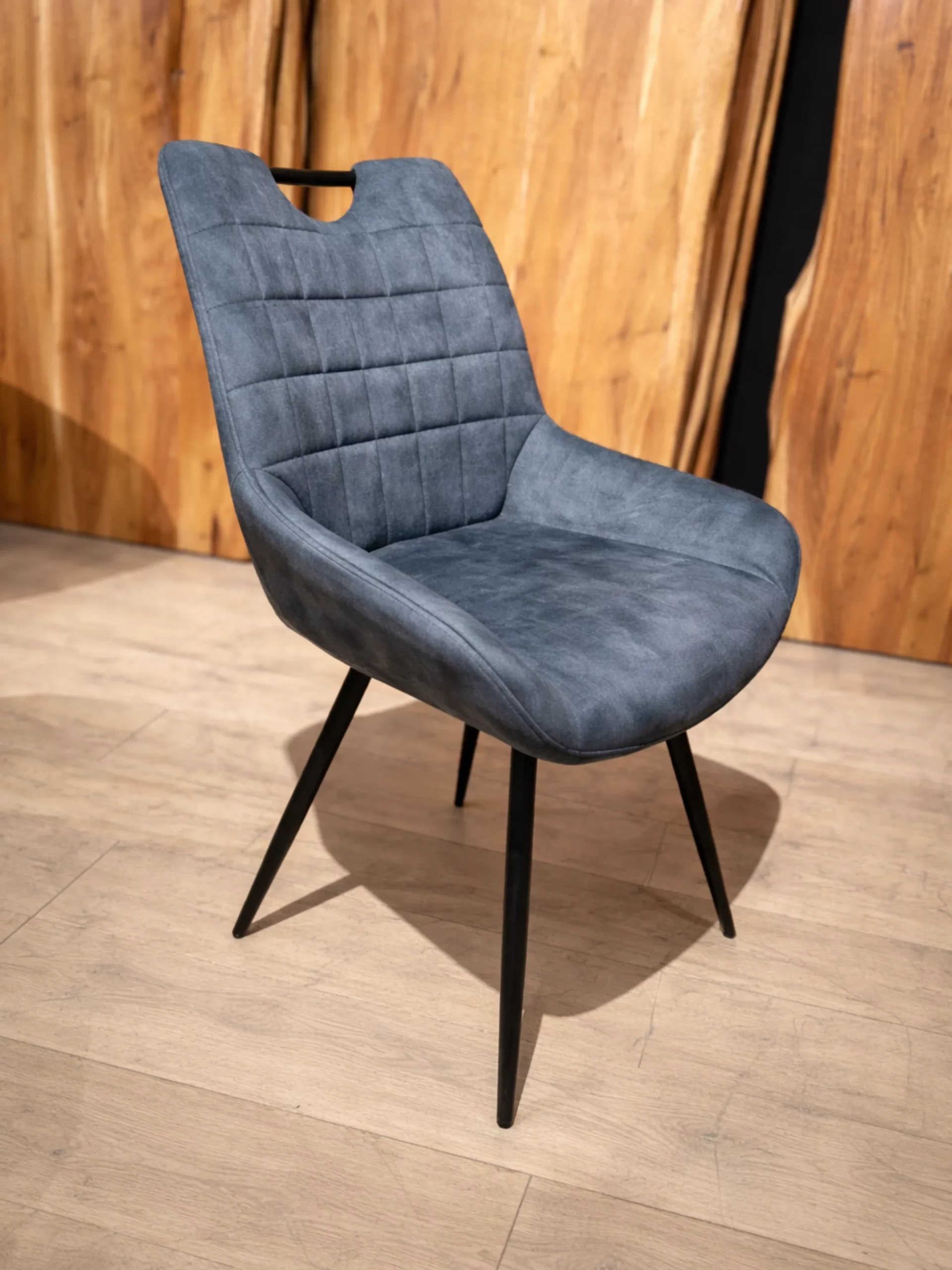 Une chaise salle à manger en tissu confortable