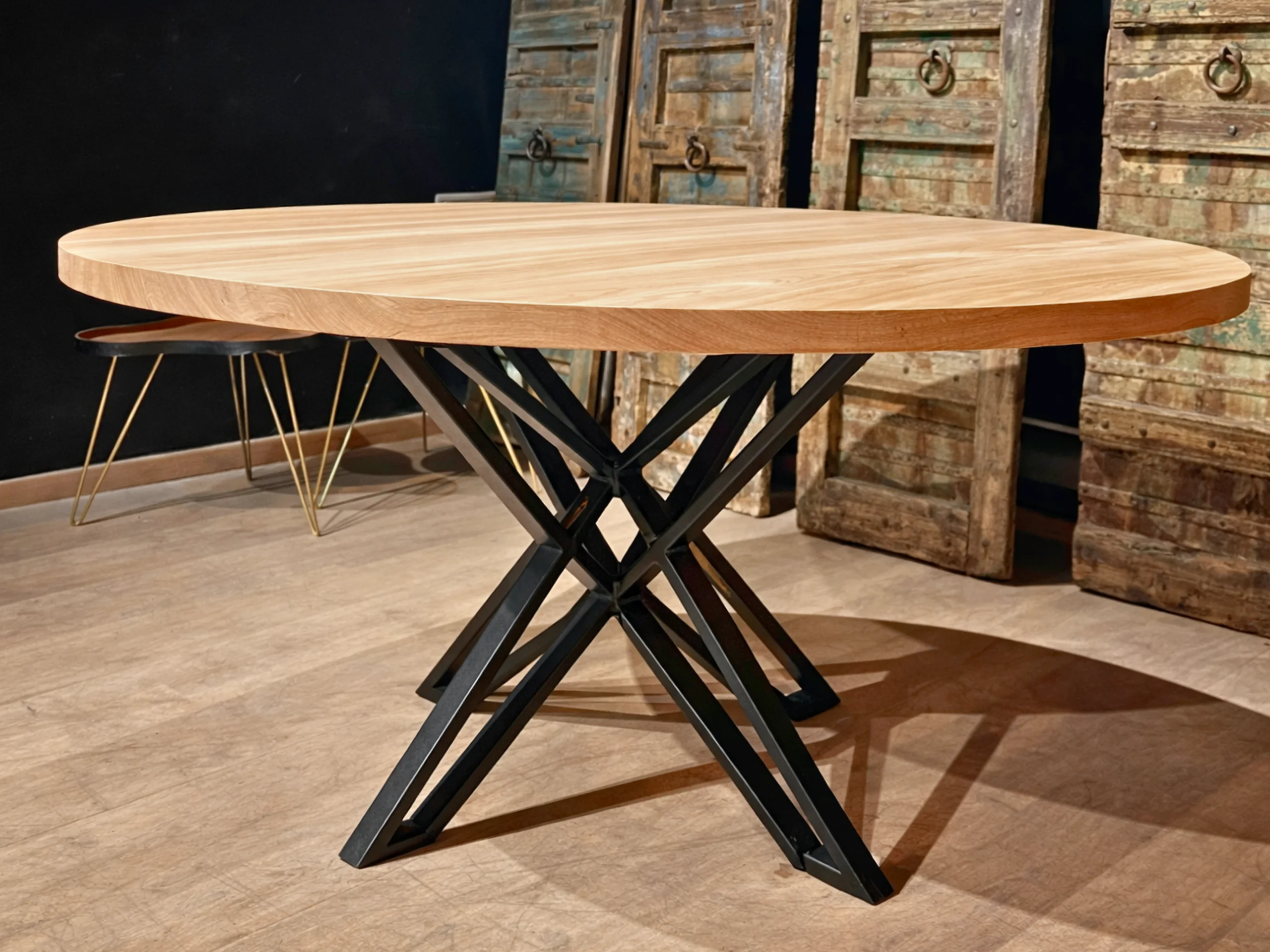 Une table table ronde avec un pied central design