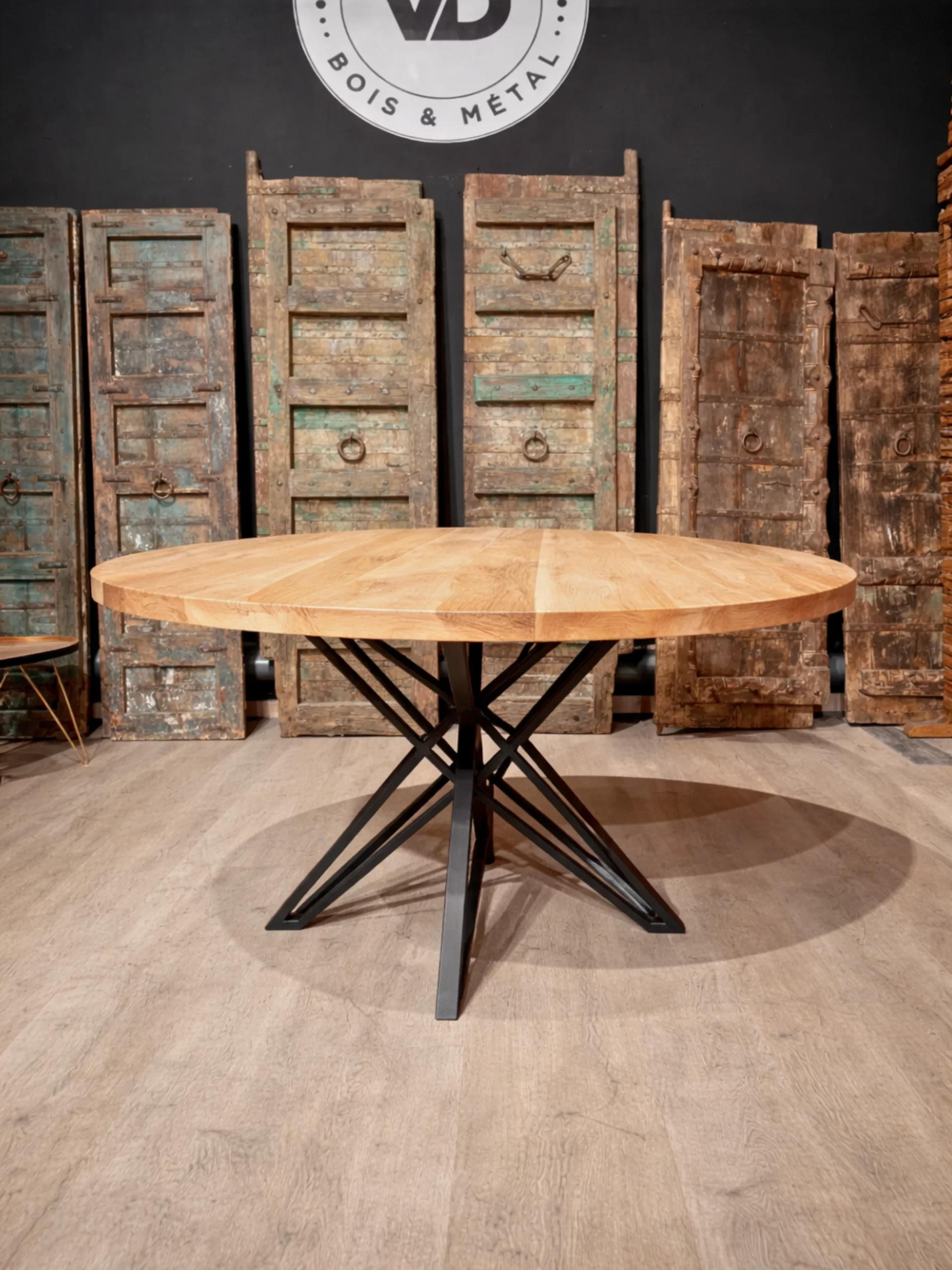 Une table ronde avec un pied métal