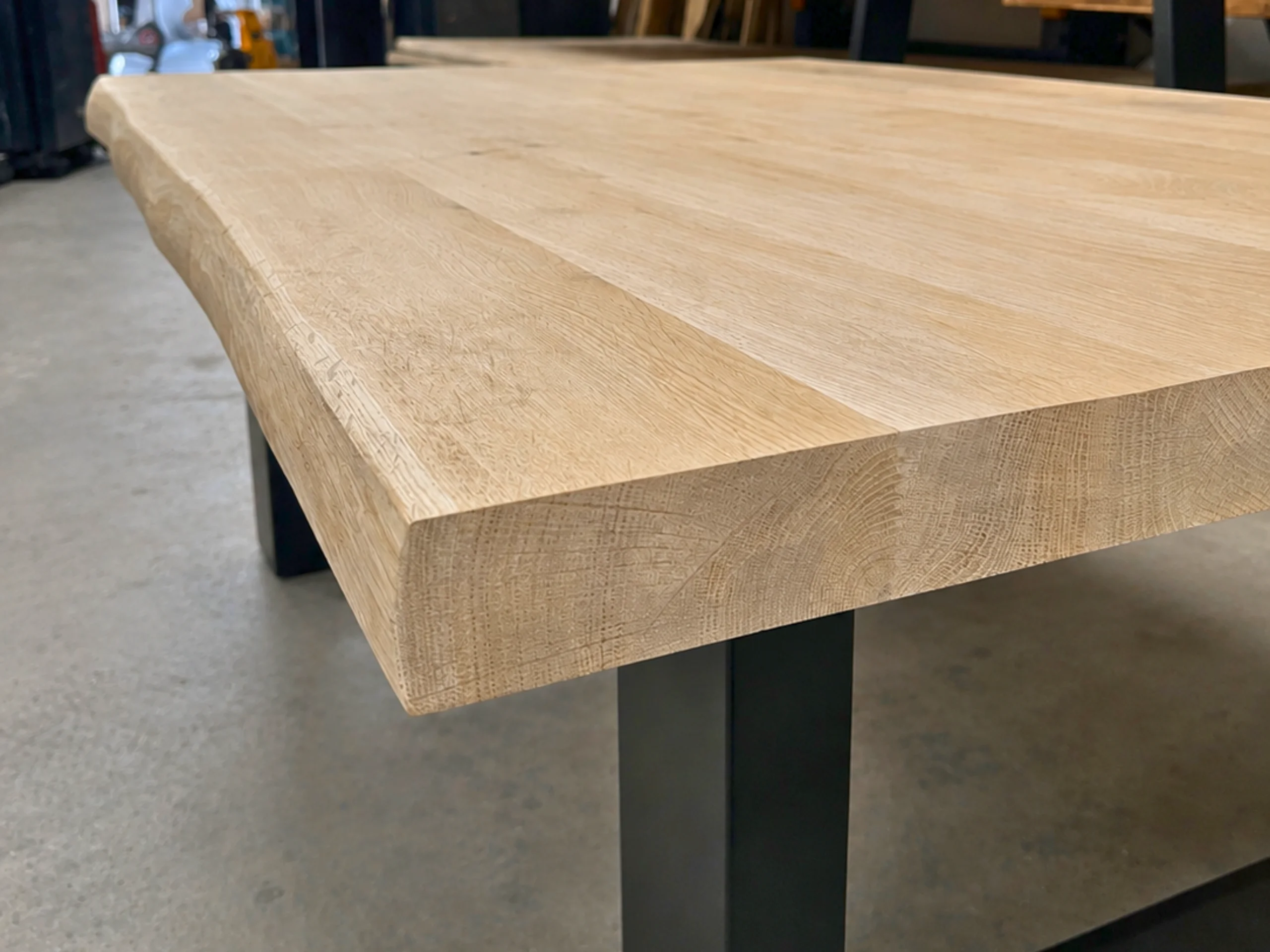 Un plateau de table basse en chêne rectangulaire