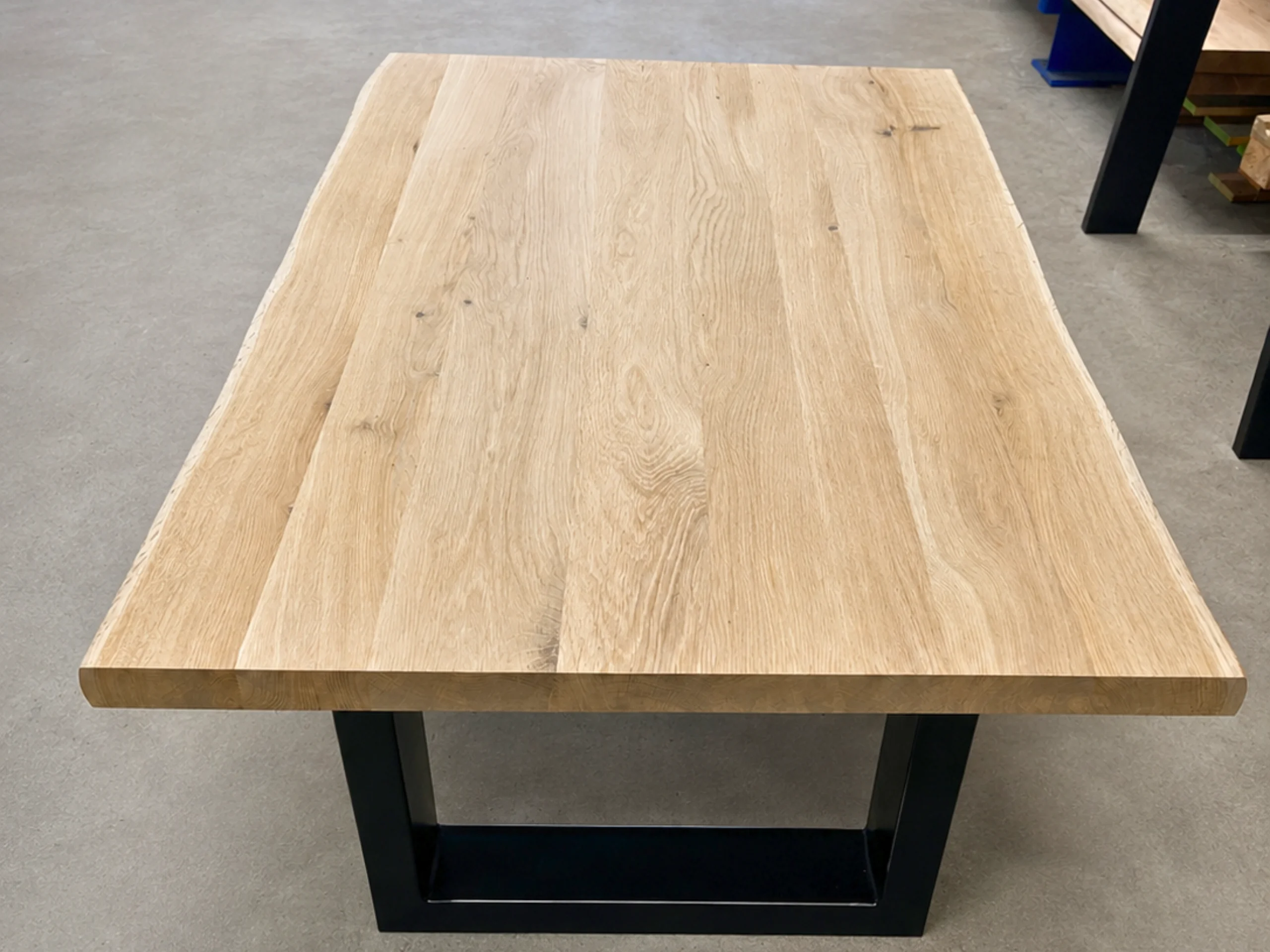 Un plateau de table basse en chêne