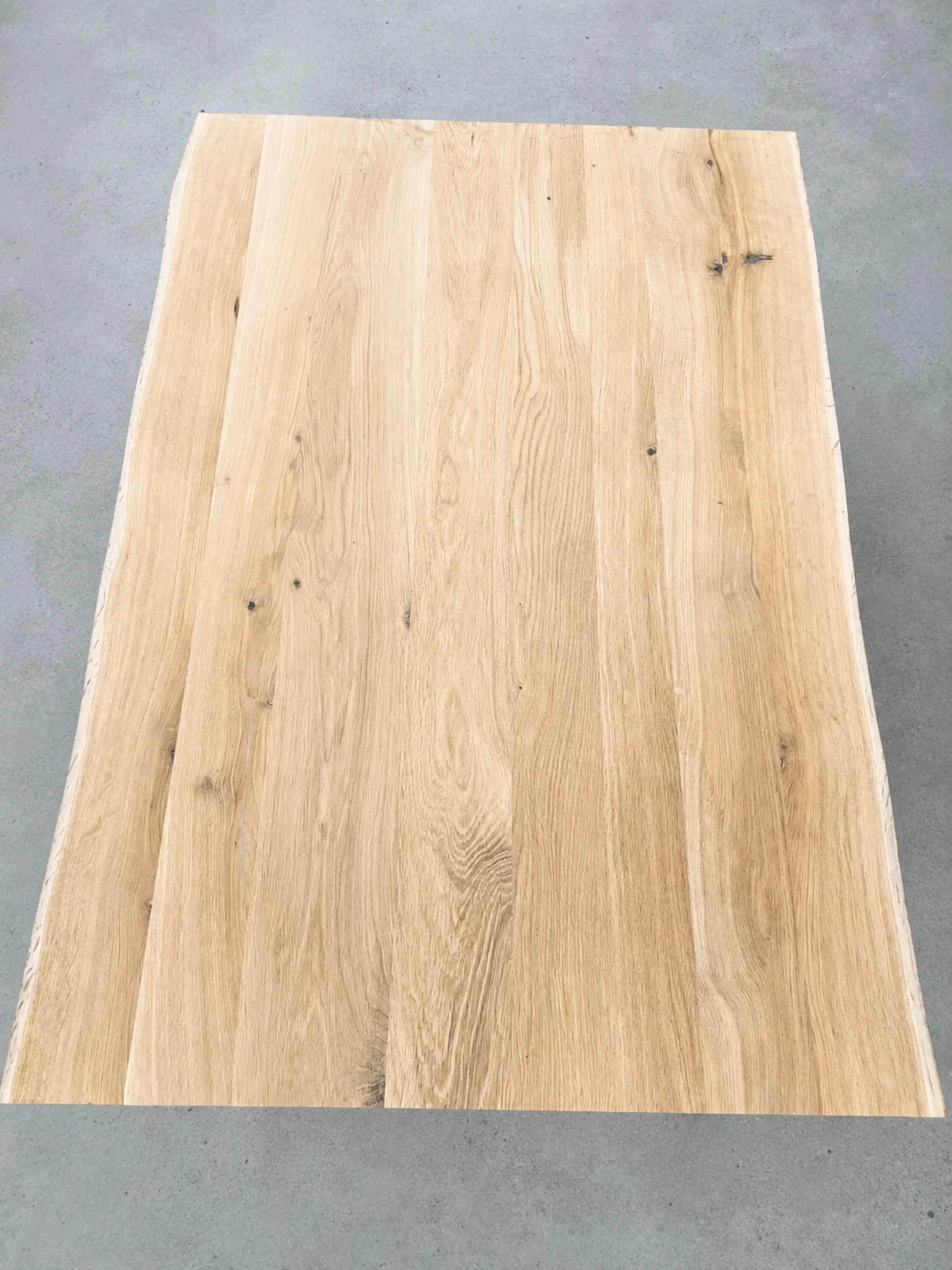 Un plateau de table basse rectangulaire