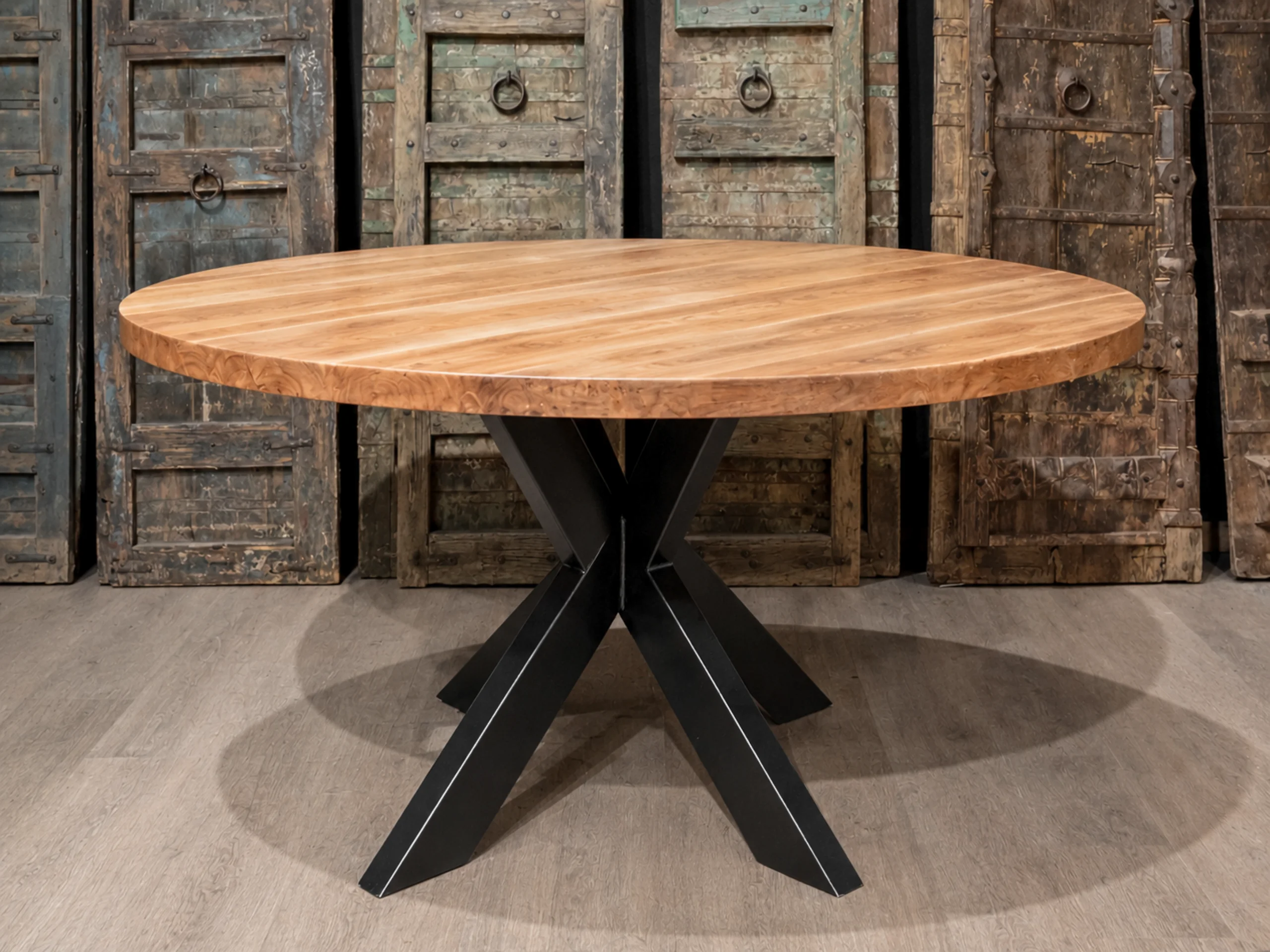 Un plateau de table rond en bois