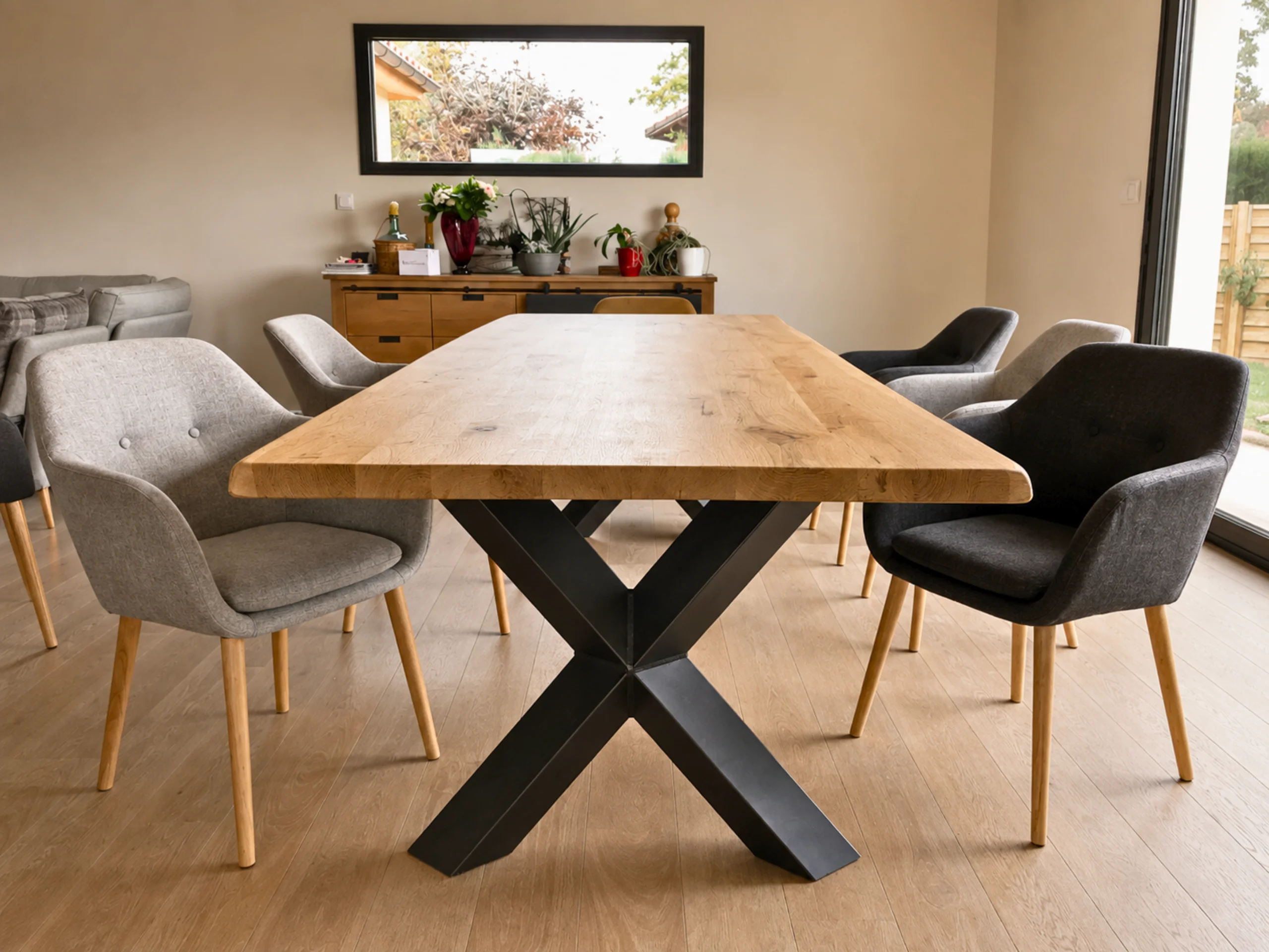 Une table de salle à manger pied croisé