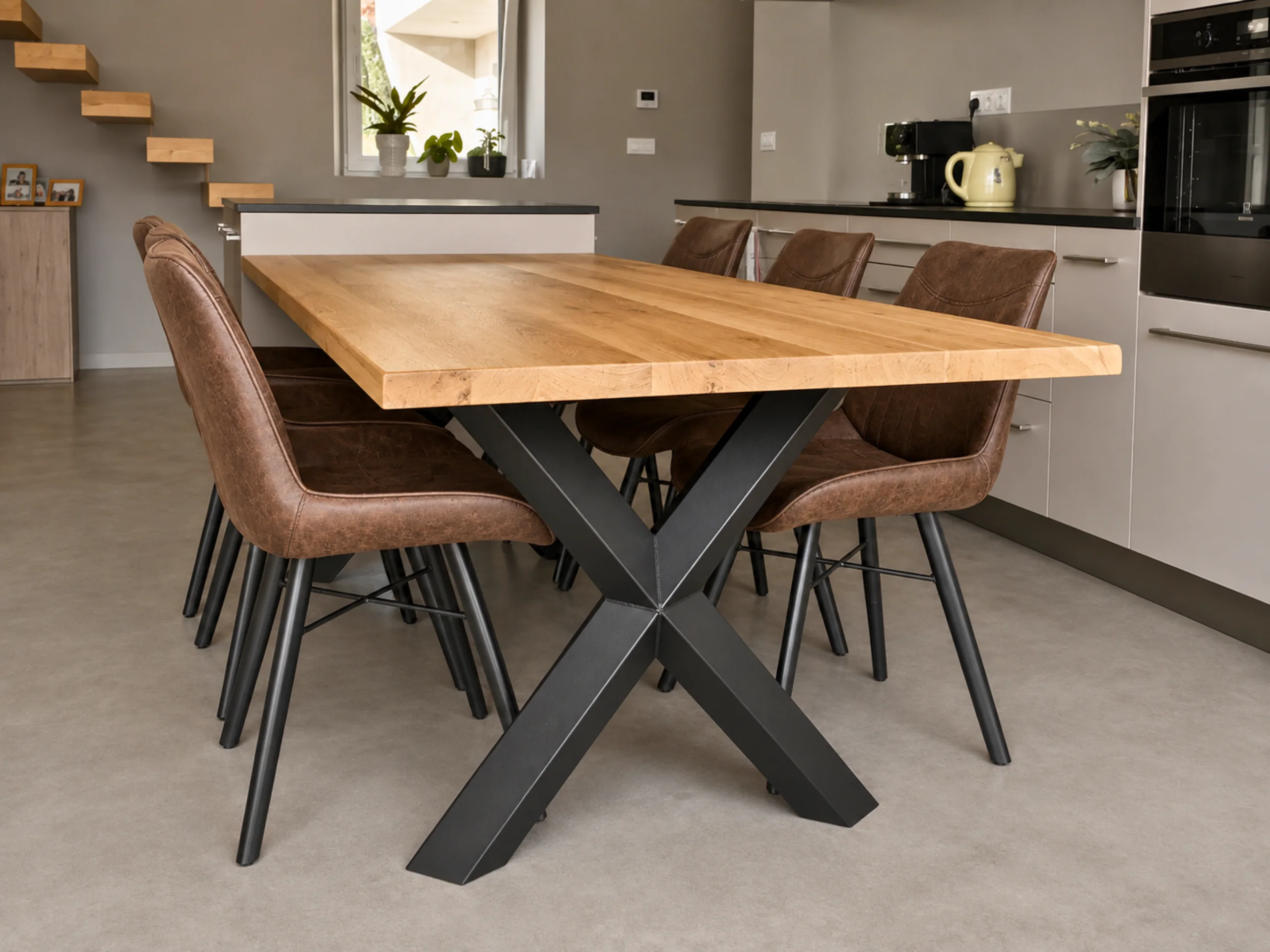 Une table de salle à manger pied croix