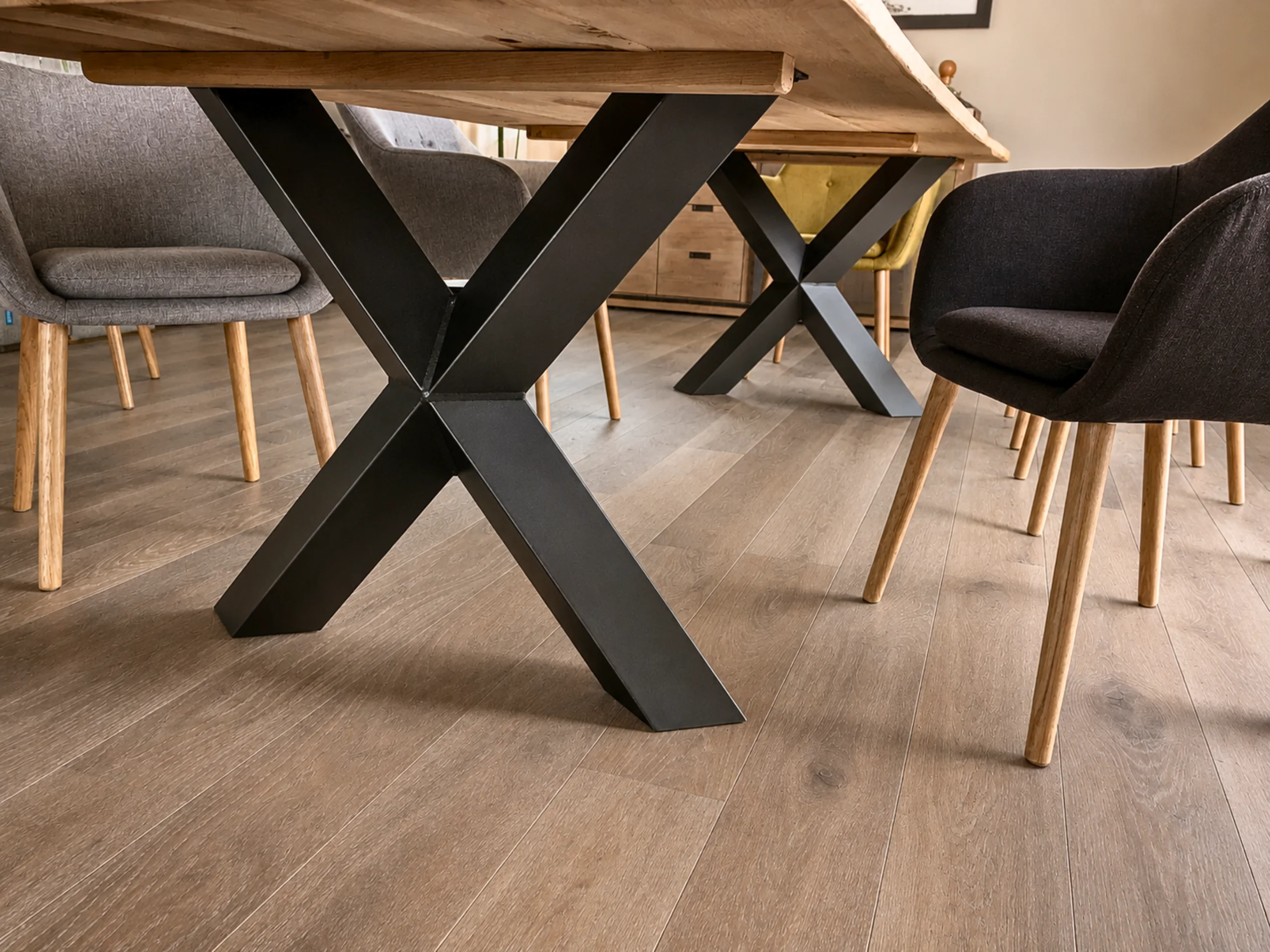 Une table de salle à manger avec des pieds croisés