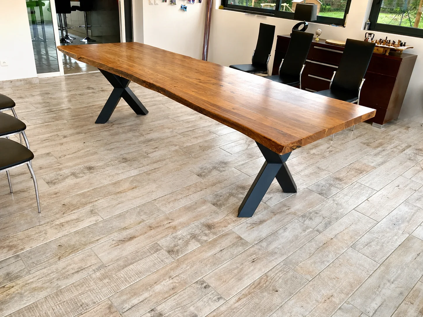 Une table desalle à manger avec des pieds croix