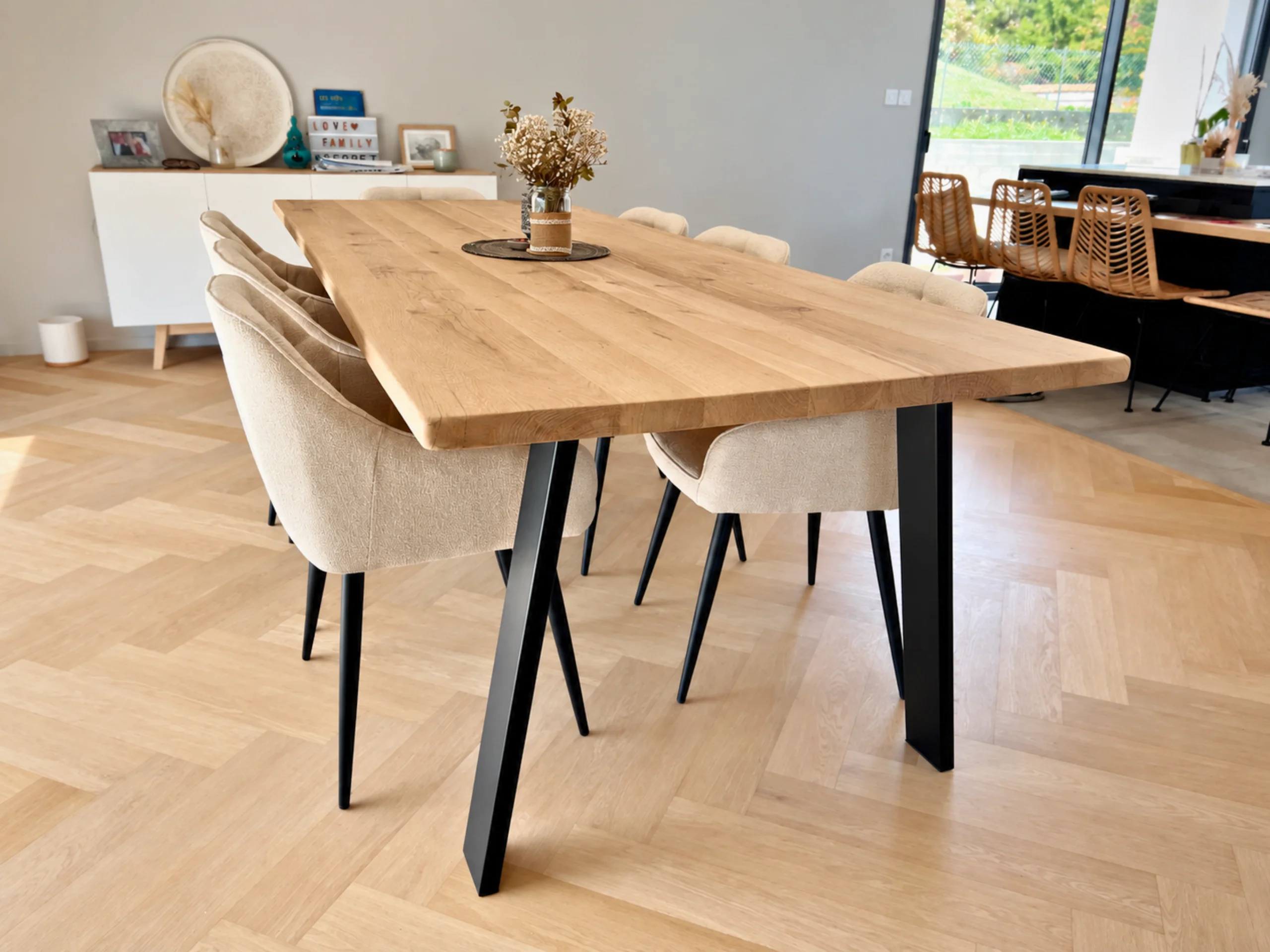 Une table en chêne massif
